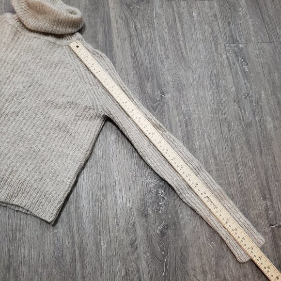 Talula Aritzia Cropped Loose Knit Turtleneck Sweater Mohair Wool Blend Sz XS - Picture 8 of 10